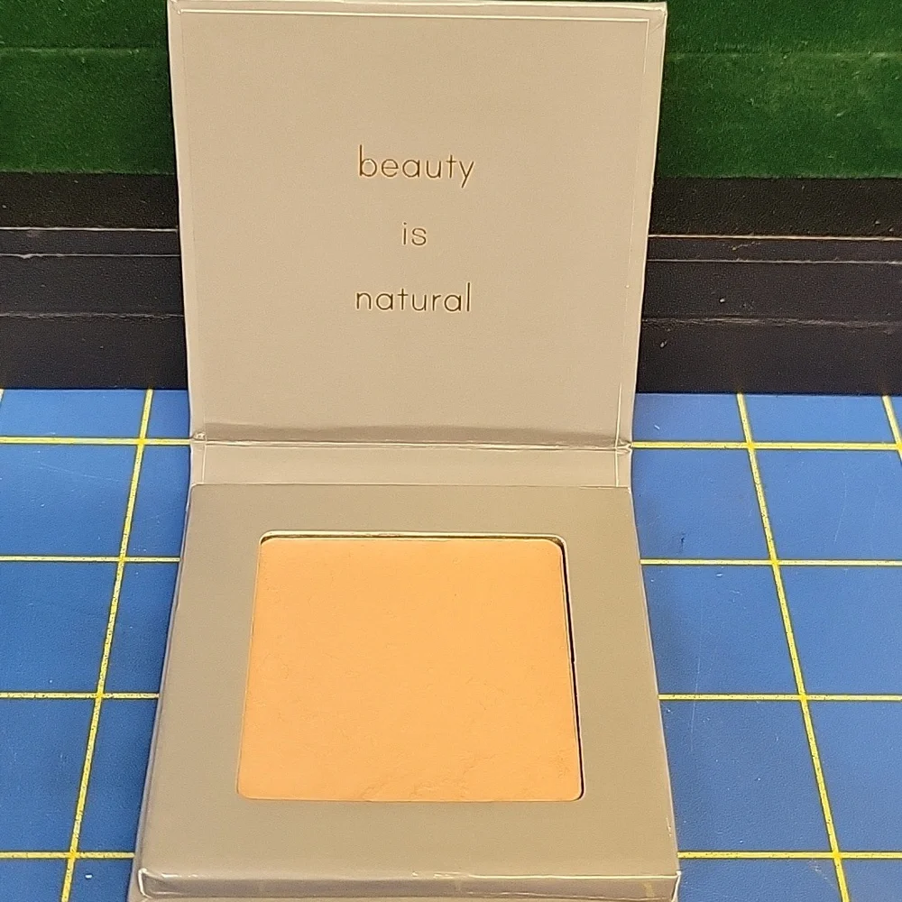 Carlucce Cache Cream - Faultless - Foundation Pallette - $51 MSRP - Picture 1 of 2